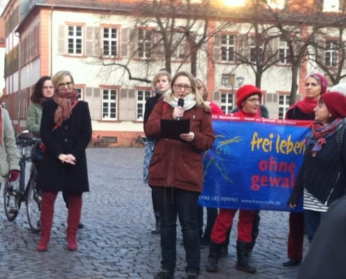 Frauen bei der Aktion "One billion rising" 2017 in Heidelberg