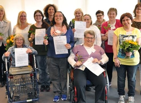 Teilnehmende der Fortbildung mit Teilnahmebescheinigung und Begleitpersonen