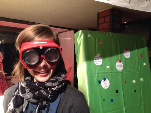 Person mit aufgesetzter Rauschbrille