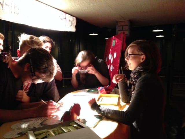 Gruppe von Jugendlichen, die Rauschbrillen aufsetzen