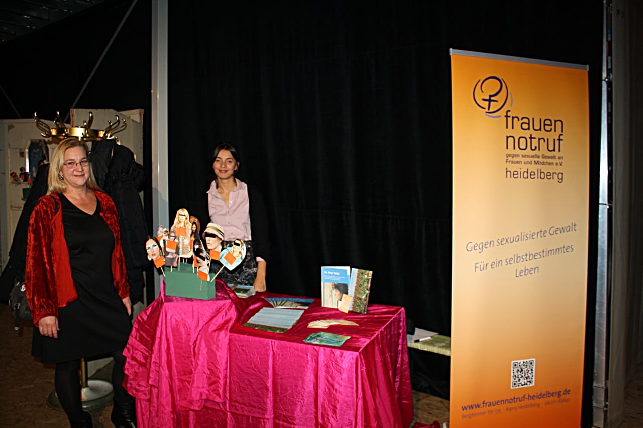 Infostand des Frauennotruf Heidelberg im Foyer