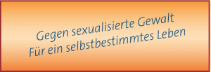 Schriftzug "Gegen sexualisierte Gewalt. Für ein selbstbestimmtes Leben" auf orangenem Hintergrund