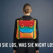 Frau mit Schulranzen von hinten - Symbolbild für Aufruf an betroffene Erwachsene von sexueller Gewalt an Schulen