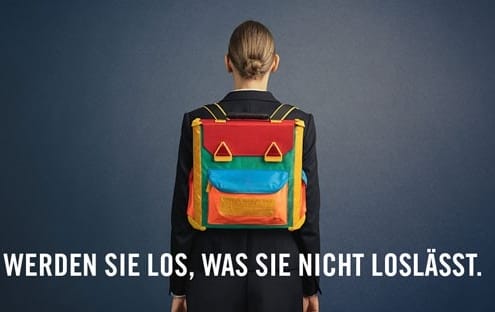 Frau mit Schulranzen von hinten - Symbolbild für Aufruf an betroffene Erwachsene von sexueller Gewalt an Schulen
