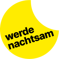 Text "werde nachtsam" auf gelbem Hintergrund