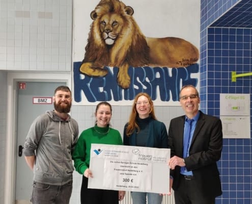 Spendenübergabe in der Julius-Springer-Schule Heidelberg an den Frauennotruf Heidelberg