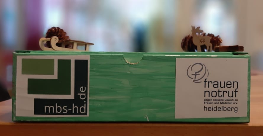 Selbst gebastelte Box mit Spende der Marie-Baum-Schule für den Frauennotruf