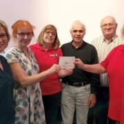 Vertreterinnen und Vertreter des SPD Ortsvereins Reilingen übergeben dem Frauennotruf Heidelberg eine Spende in Höhe von 250 €