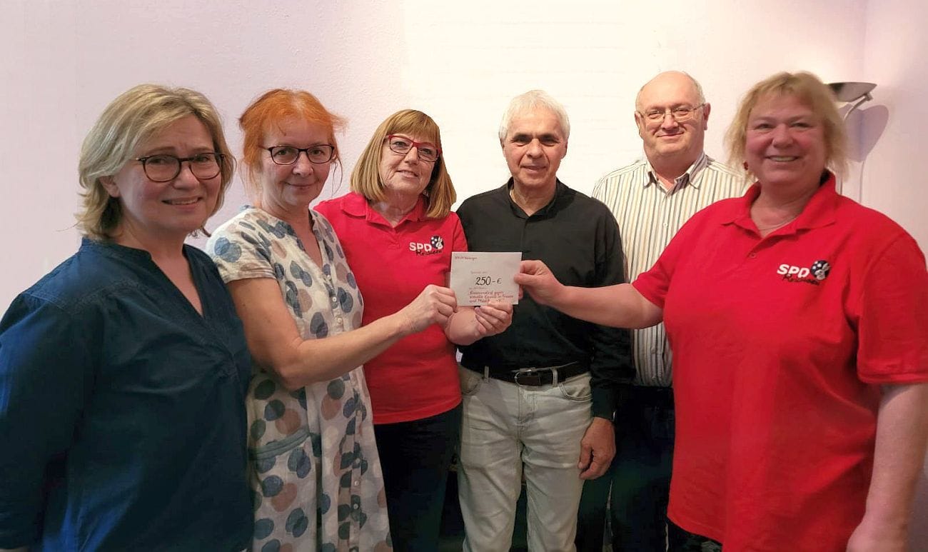 Vertreterinnen und Vertreter des SPD Ortsvereins Reilingen übergeben dem Frauennotruf Heidelberg eine Spende in Höhe von 250 €