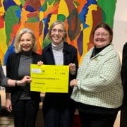 Mitfrauen vom Inner Wheel Club Heidelberg-Mannheim übergeben Spendenscheck an Frauennotruf Heidelberg