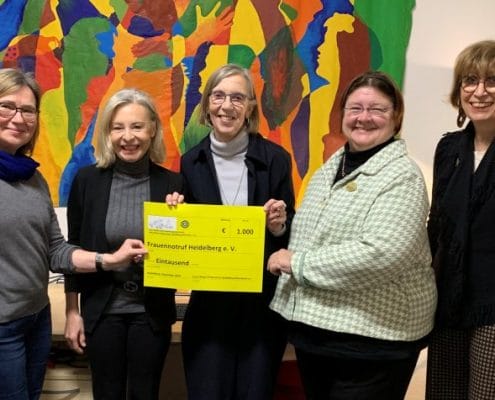 Mitfrauen vom Inner Wheel Club Heidelberg-Mannheim übergeben Spendenscheck an Frauennotruf Heidelberg