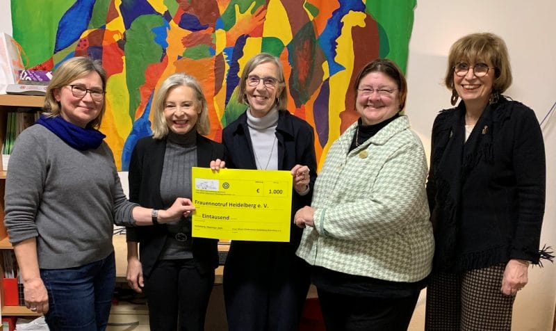 Mitfrauen vom Inner Wheel Club Heidelberg-Mannheim übergeben Spendenscheck an Frauennotruf Heidelberg