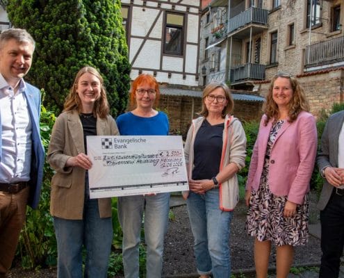 Delegation von SRH Bildung GmbH und SRH Berufliche Rehabilitation GmbH bei der Spendenübergabe an den Frauennotruf Heidelberg