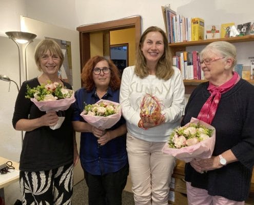 Mitfrauen des Frauennotrufs mit Blumenstrauß