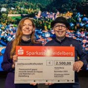 Scheckübergabe von Martin Scharff an Enya Wolf vom Frauennotruf Heidelberg