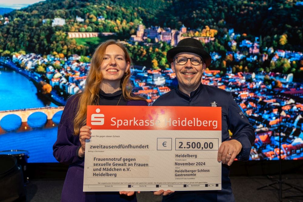Scheckübergabe von Martin Scharff an Enya Wolf vom Frauennotruf Heidelberg